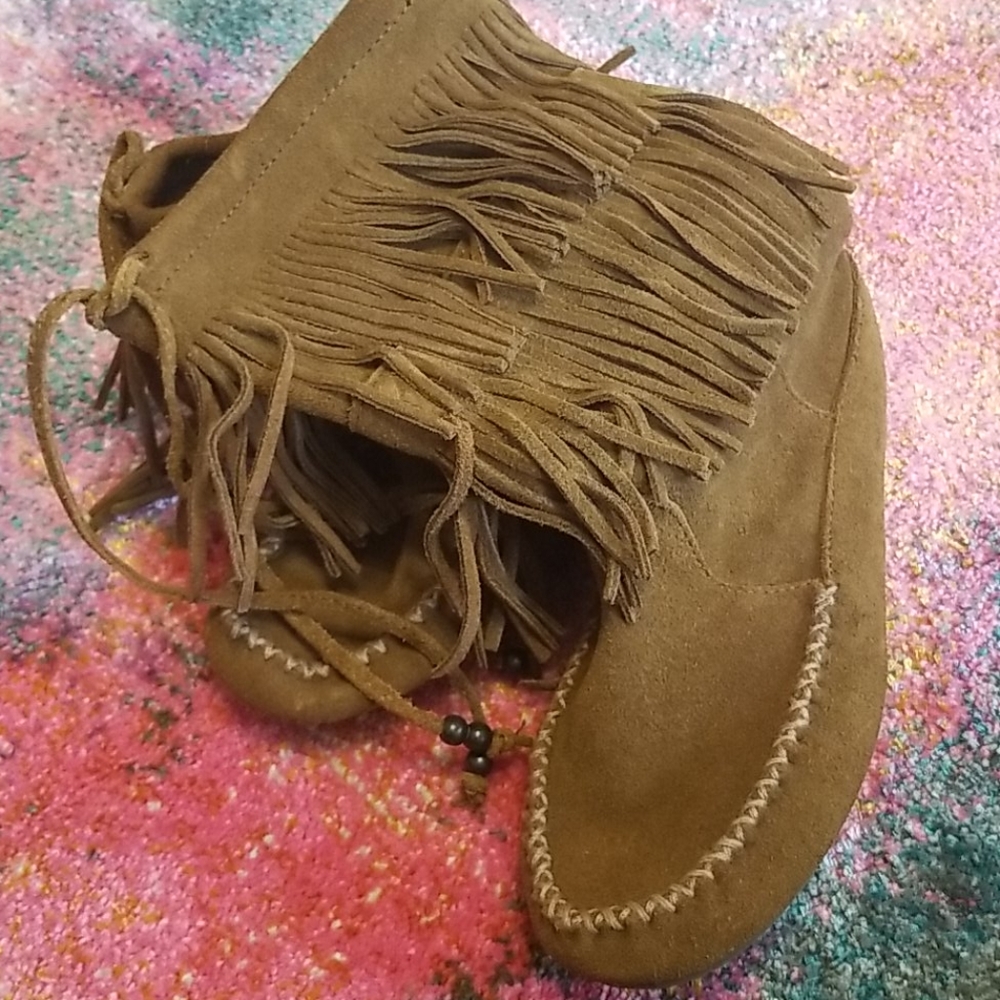Like new Minnetonka ankle boots with flair